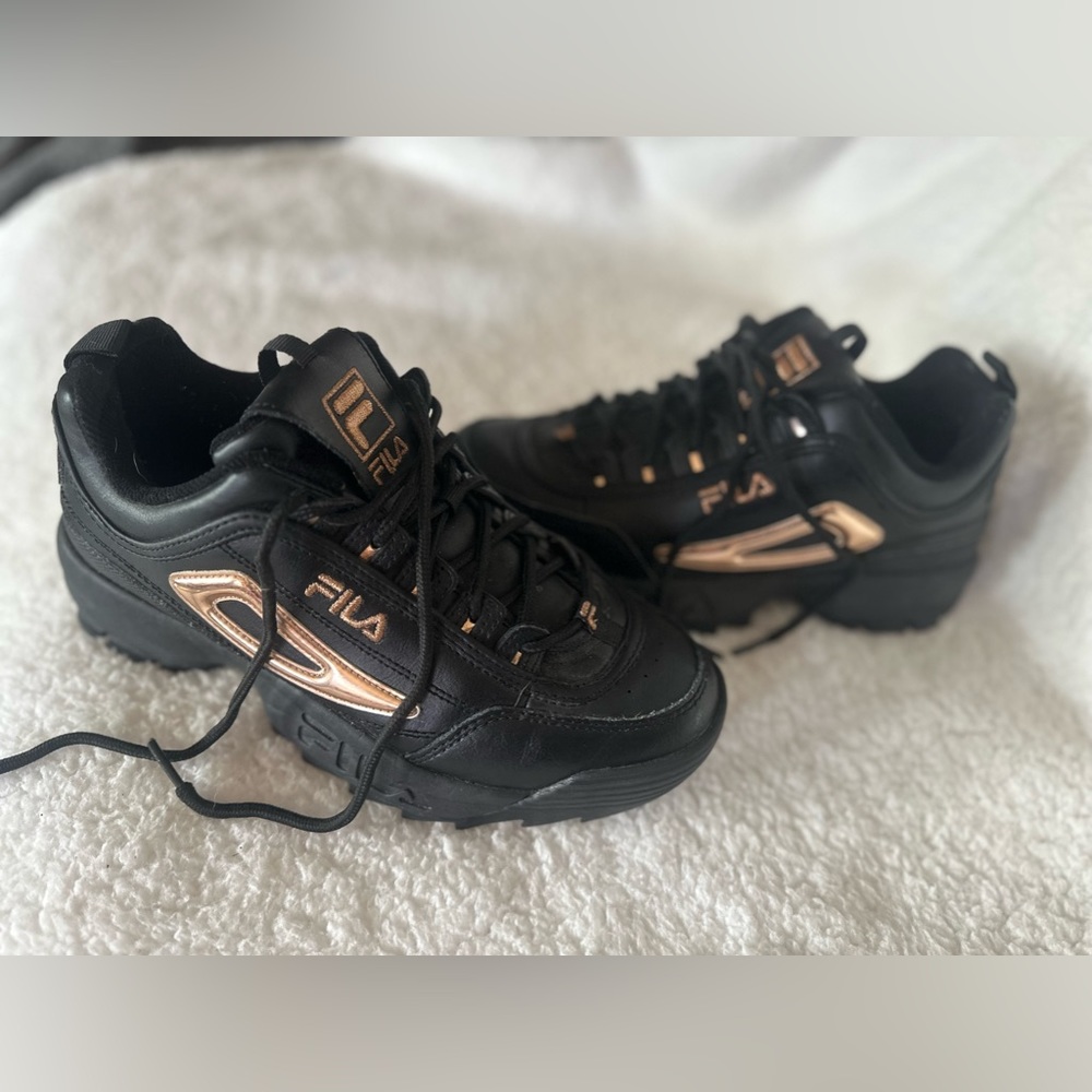 Woman’s Fila Size 9